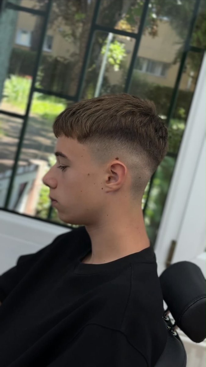 Tunsoare făcută în salon — lucrarea 1